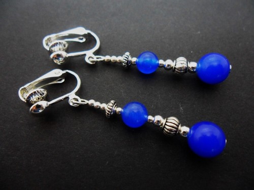 A PAIR OF PRETTY JADE BEAD DANGLY CLIP ON EARRINGS. CHOICE OF COLOURS. - Picture 7 of 22