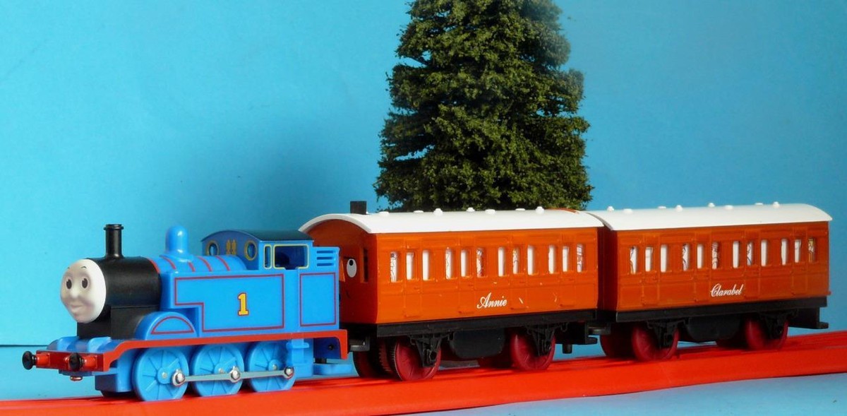 HORNBY THOMAS THE TANK ENGINE, ANNIE AND CLARABEL BATTERY POWERED