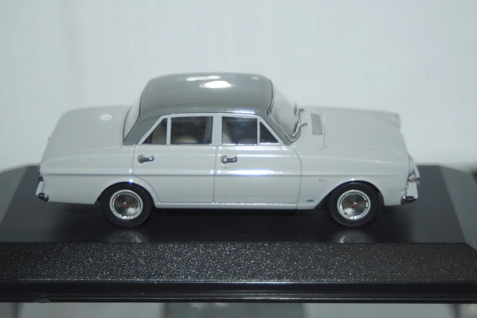 Minichamps Ford Taunus 12M 1963 in grey 1:43 ref 400 086101 - Image 4 of 4
