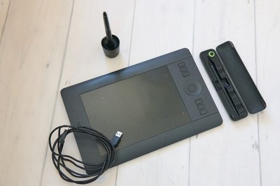 Wacom Pen Tablet PTH-451 Intuos Pro Small schwarz inkl. Wacom Pro Pen mit Hülle