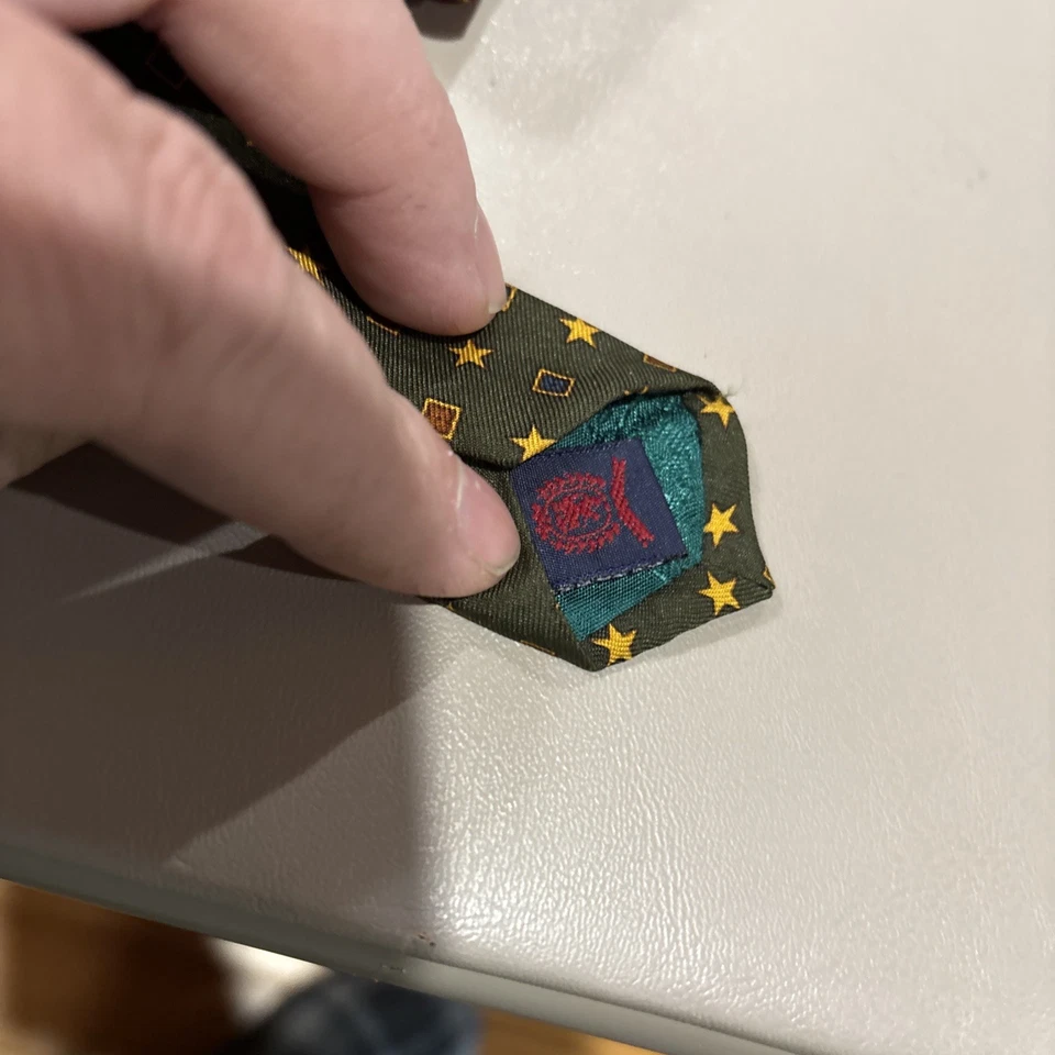 Corbata de cuello vintage Tommy Hilfiger para hombre hecha en EE. UU. oro amarillo verde granate Foto 3 de 4