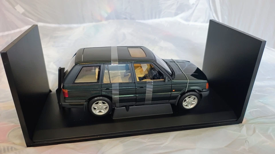 Autoart 1/18 Off-Road Division 70011 Range Rover 4.6 HSE-RH Drive Met Green. - Image 2 of 4
