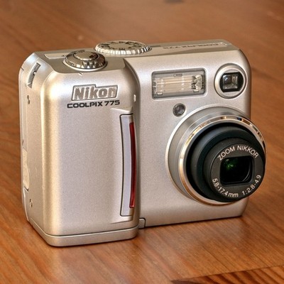 Nikon Coolpix 775 (2,1 Megapixel, 3x optischer Zoom, Y2K)