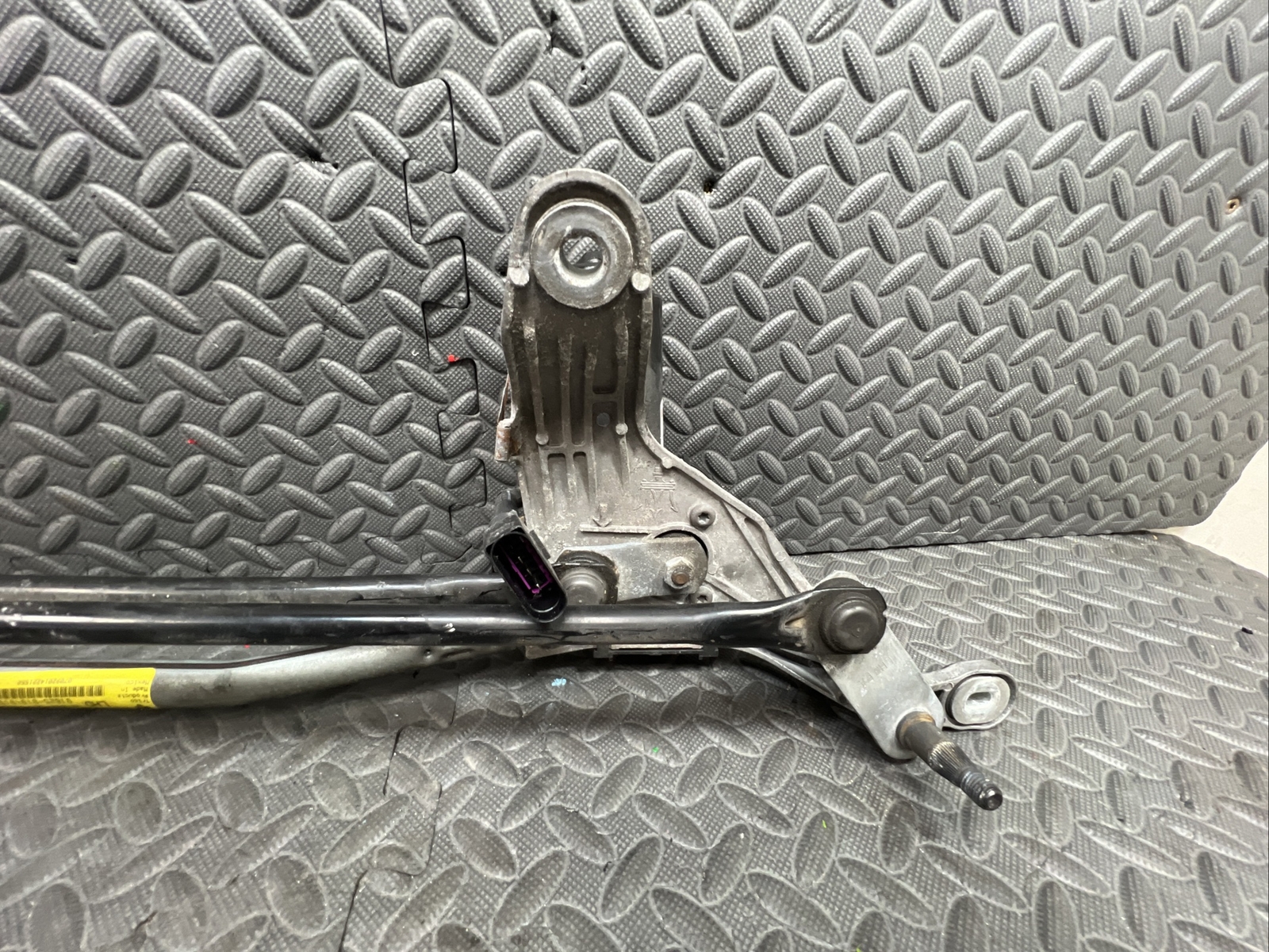 OEM 2014-2020 MASERATI QUATTROPORTE FRONT WINDSHIELD WIPER MOTOR LINKAGE