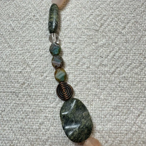 Collar colgante con cuentas verdes de jade cobre Foto 3 de 4