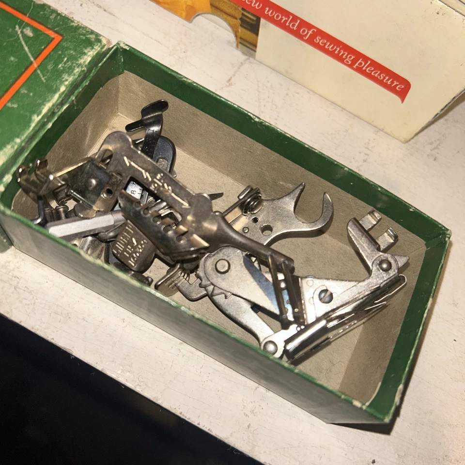 Conjunto de acessórios para máquina de costura Singer com caixa pés vintage EUA 160359 36865 - Imagem 2 de 4