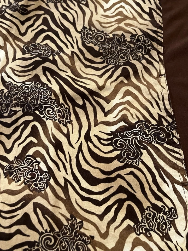 Woman’s Scrub Top 3XL Cherokee Brown Stretchy Animal Print Theme, Hidden Pockets - Image 2 of 4
