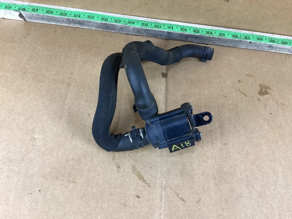 Volkswagen Jetta 2013-2025 bomba de agua auxiliar con tubo de manguera 5C0965561 OEM Foto 3 de 4