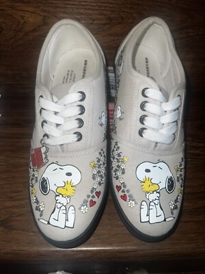 The Bradford Exchange Womens Size 7.5 Snoopy  Peanuts Character Shoes W/CHARM