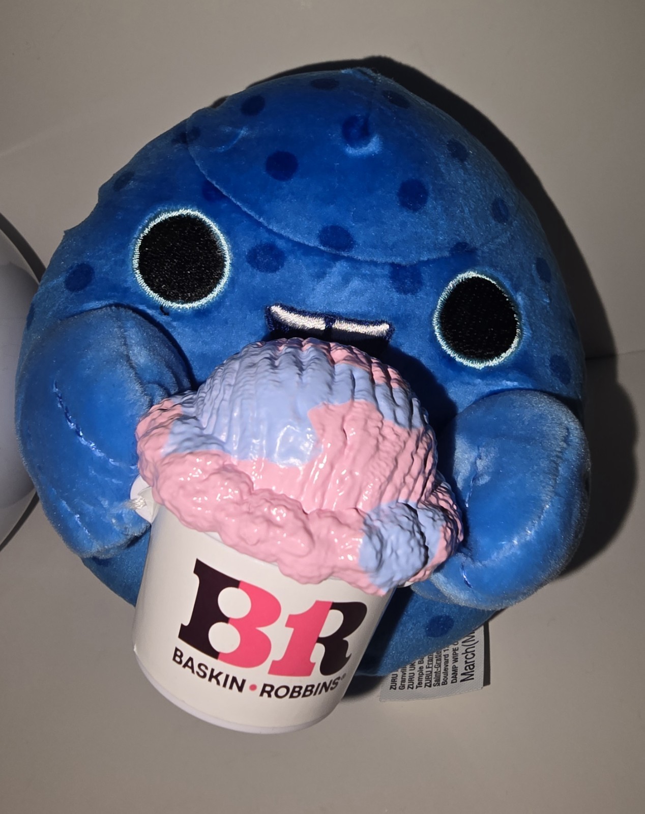 Series 3 Snackles Olivia The Blue Parrotfish Holding Baskin Robin Ice Cream