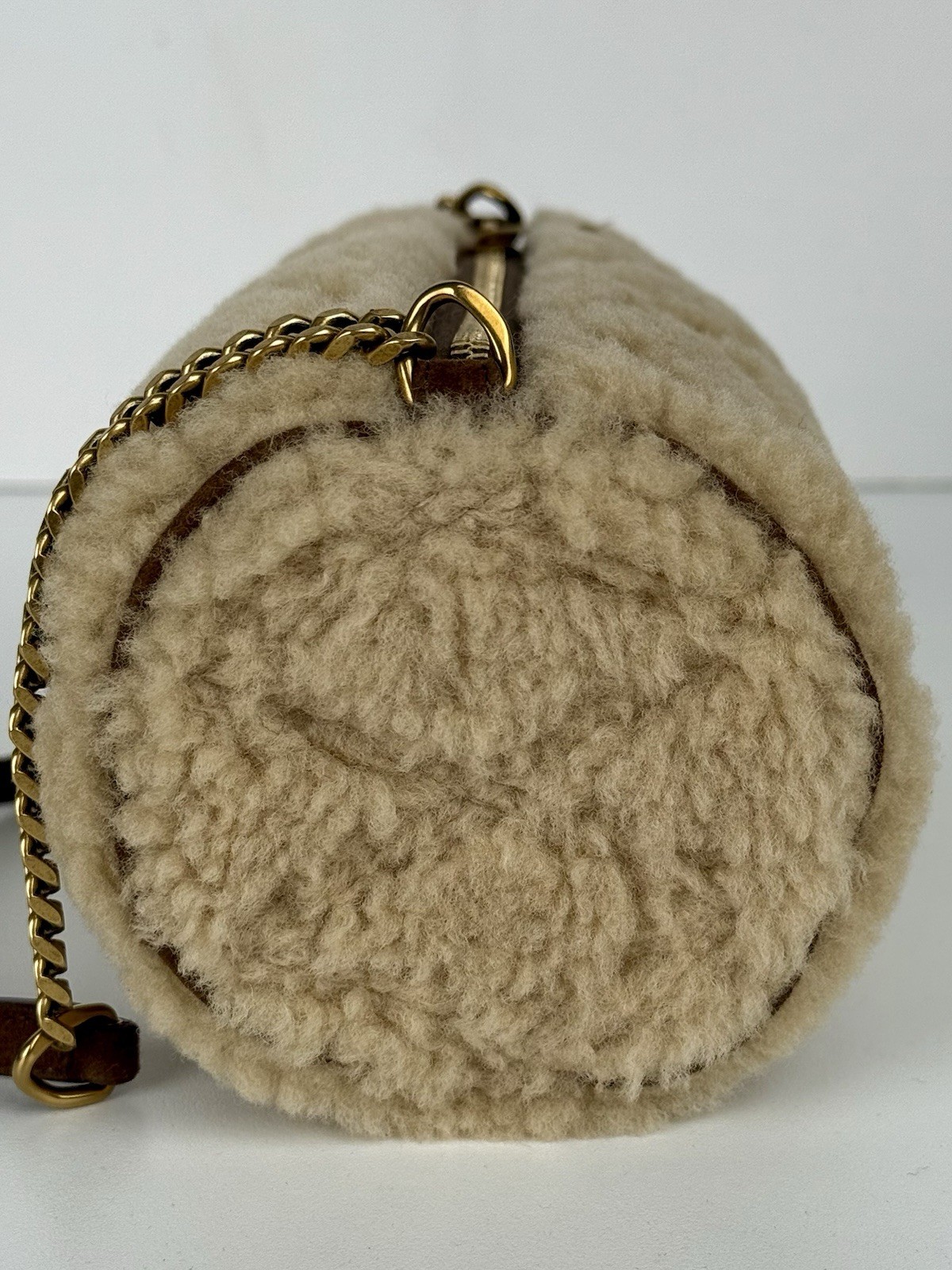 Borsa a tracolla Yves Saint Laurent Small Sade beige trapuntata tubo shearling