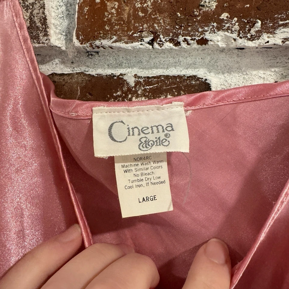 ¡De colección! Cinema Etoile Rosa Satén Lencería Vestido Sin Mangas Cuello en V Volantes Dobladillo L Romántico Foto 2 de 4