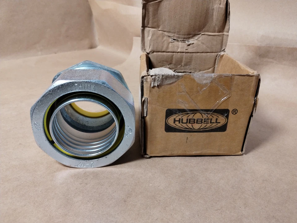 NEW IN BOX HUBBELL RACO 3520 2-1/2" Straight Liquidtight Insulated Connector - Image 4 of 4