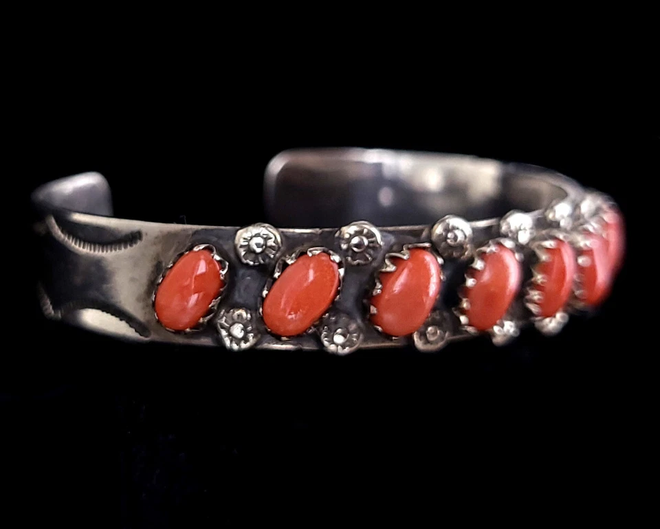 Vintage Zuni Argento Sterling Corallo Rosso Polsino Firmato Gary Vacit Paulinis - Immagine 2 di 4