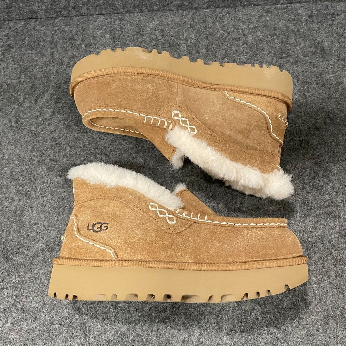 靴 UGG W ANSLEY Amazon.com | UGG Women's Ansley PARC Slipper, Black, 5