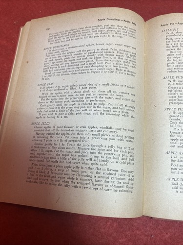Nella Whitfield Kitchen Encyclopedia Vintage 1950s Hardback Book Free P&P - Picture 8 of 9