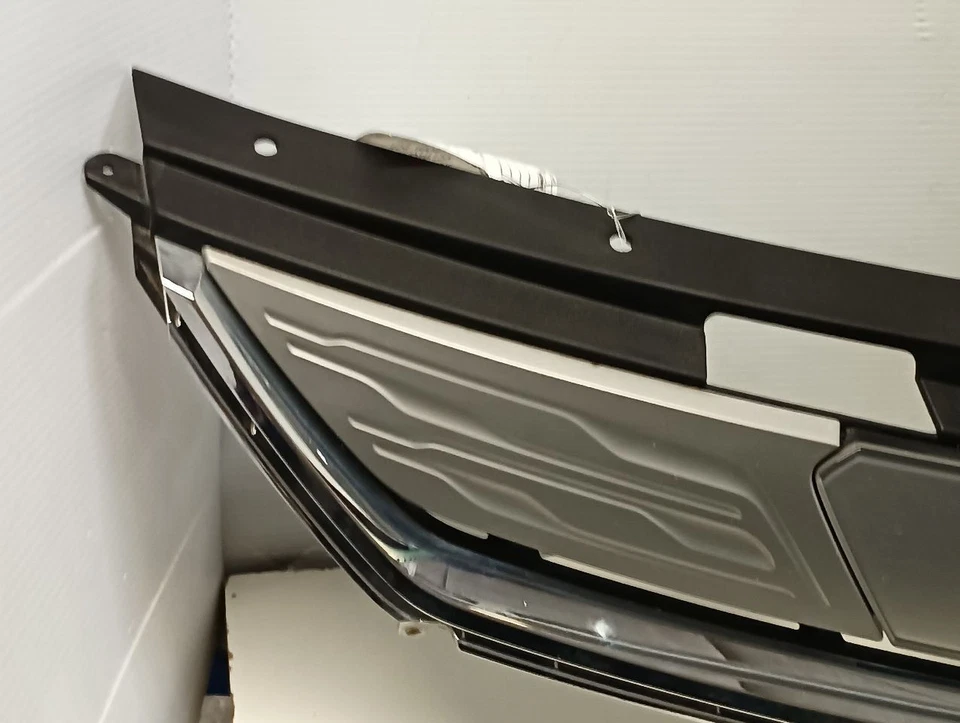 2017 2018 2019 Chevrolet Volt Grille Upper Grill Opt UGN Genuine OEM 11918373 - Image 2 of 4