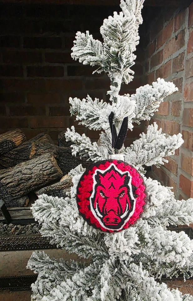 Arkansas Adorno de Navidad Universidad de Arkansas Razorbacks Baloncesto Foto 2 de 3