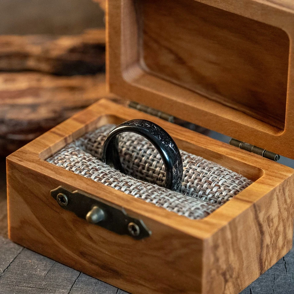 Alianza de boda delicada de tungsteno de meteorito galáctico negro para mujer de 6 mm Foto 3 de 4