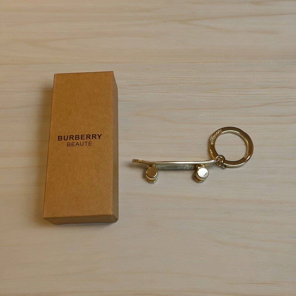 ◇新品未使用 BURBERRY バーバリー スケートボード キーリング チャーム Brand New Burberry Skateboard Keychain Burberry Keychain GWP