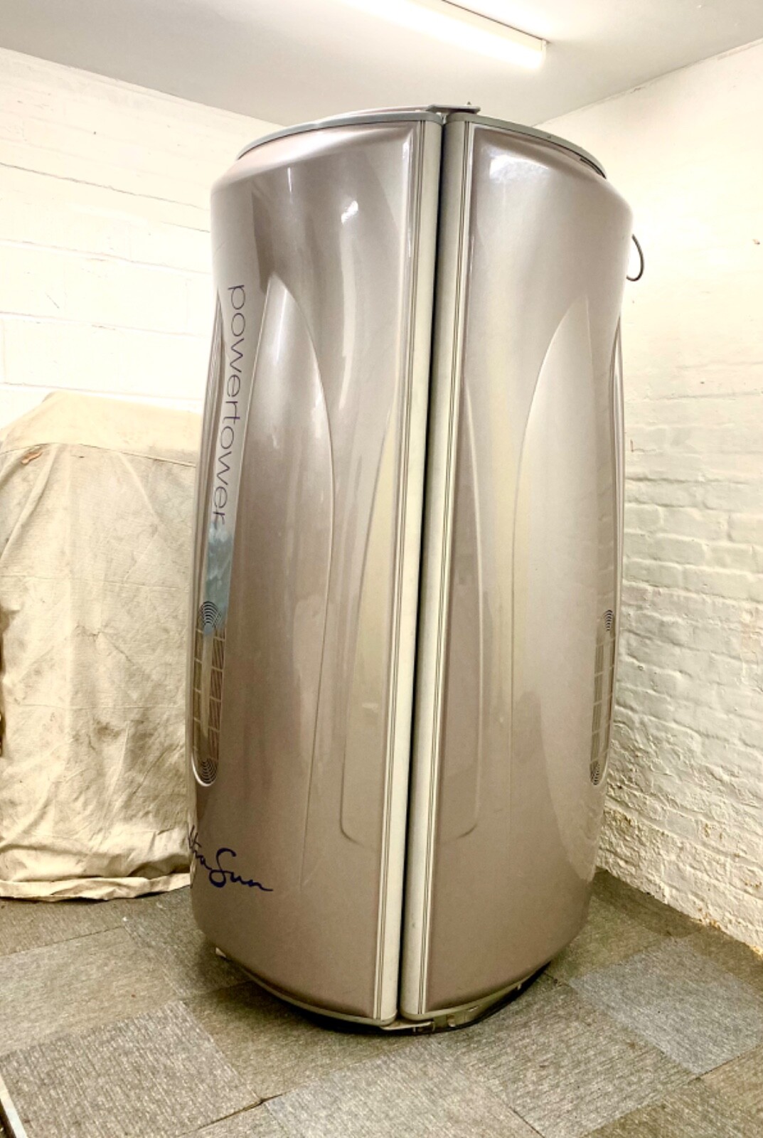 ULTRASUN 7200 COMMERCIAL STAND UP VERTICAL SUNBED TANNING UNIT BOOTH