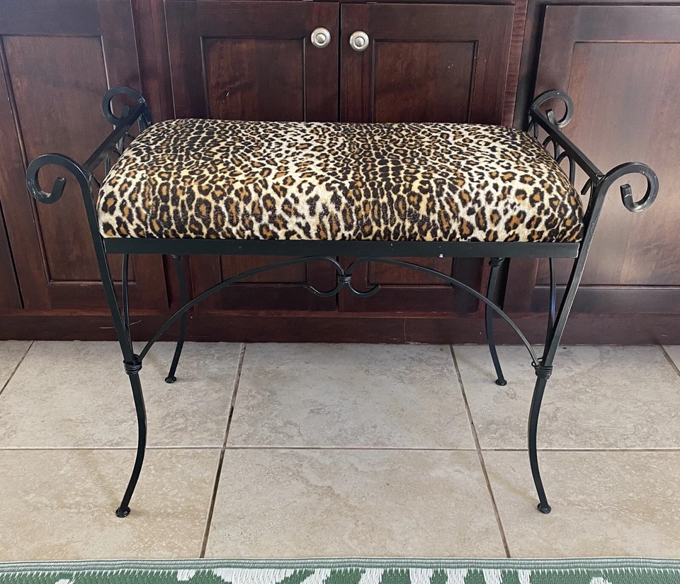 Cojín de tela de metal negro para banco de dormitorio con estampado de animales Foto 2 de 4