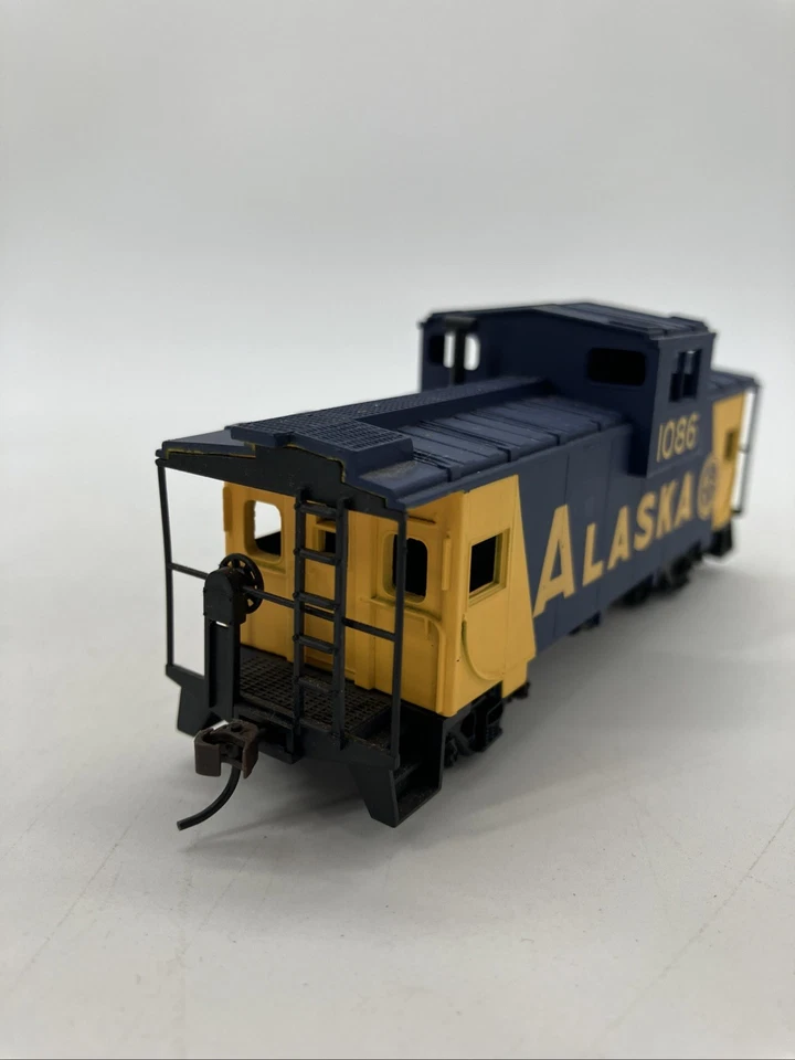 Walthers Trainline HO Scale Alaska ARR #1086 Caboose Ships Fast - Image 4 of 4