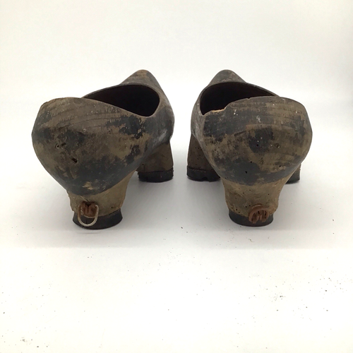 Vintage Basque Wooden Clogs with 3 Legs - Carved Folk Art Zoccos - Picture 4 of 10