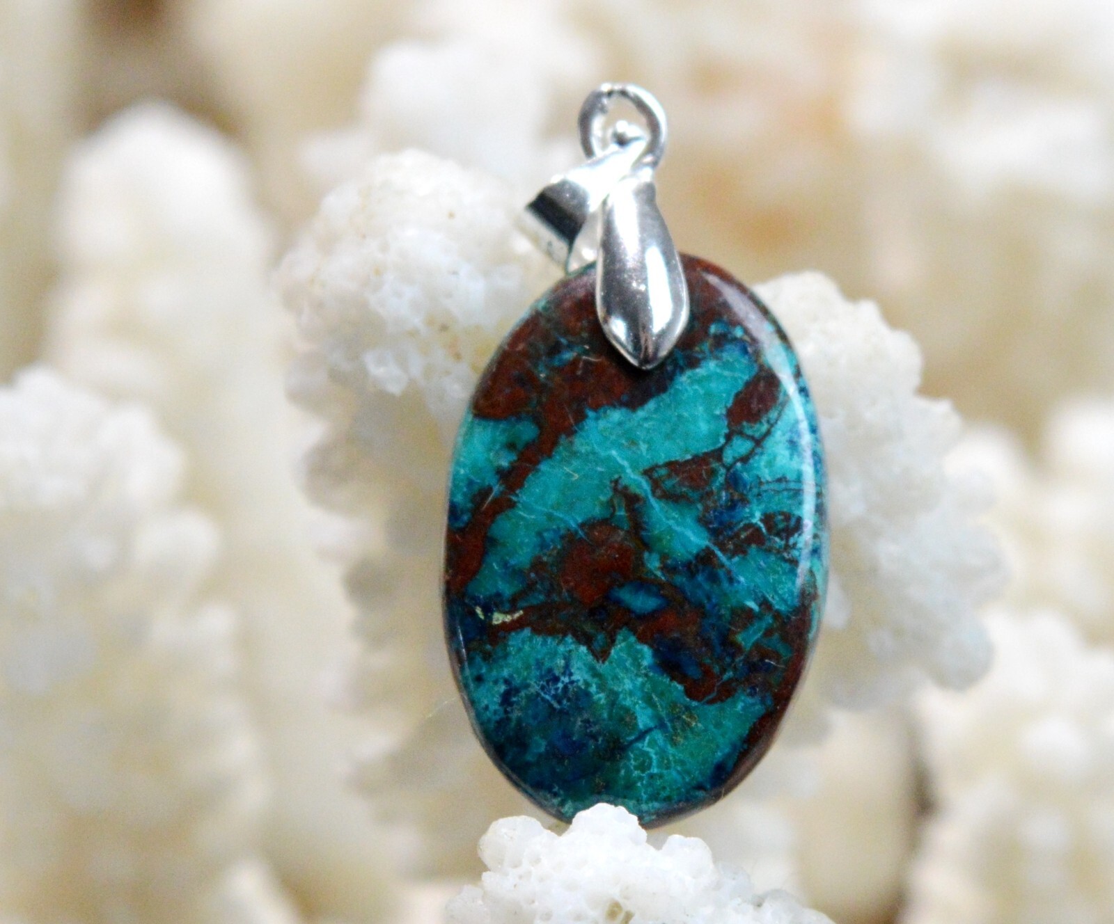 Pendentif shattuckite et goethite de Namibie de 14 carats en cabochon unique