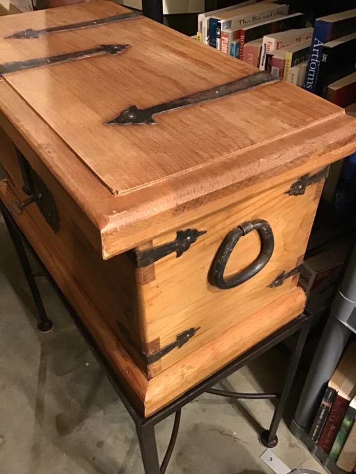 "Cofre elevador de pino mexicano rústico vintage de los años 80 con soporte de hierro Hecho en 31""" Foto 4 de 4