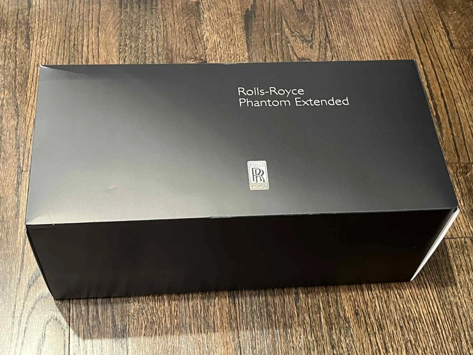 1:18 Kyosho Die Cast Stunning Rolls Royce Phantom Extended Black/Silver Car - Image 3 of 4