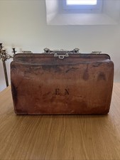 Ancienne sacoche de médecin en cuir marron initial e.n