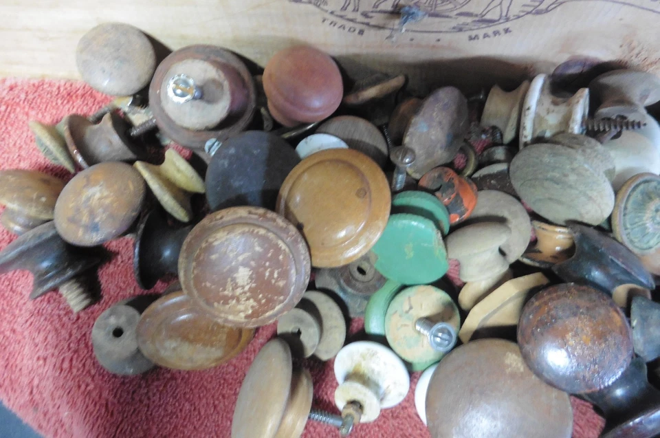 Lote de perillas de puerta tiradores cajones de gabinete vidrio madera latón etc. Foto 4 de 4