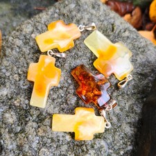 Lotto di 5 ciondoli a croce ambra bianca butterscotch cognac ambra naturale...