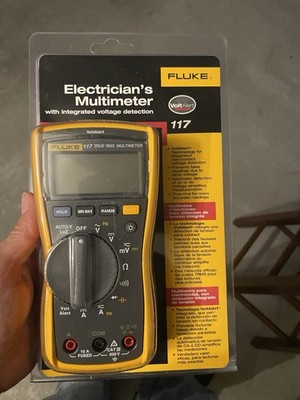 Fluke 117 True RMS Multimeter VoltAlert Auto-Ranging CAT III 600V Digital