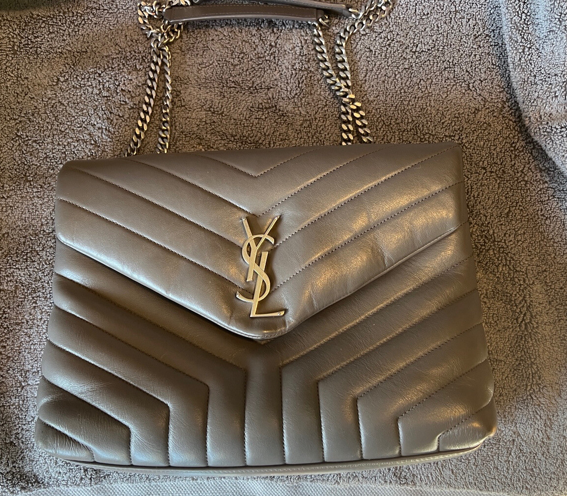 Borsa a catena Saint Laurent YSL media Loulou grigio terra con hardware argento $3200