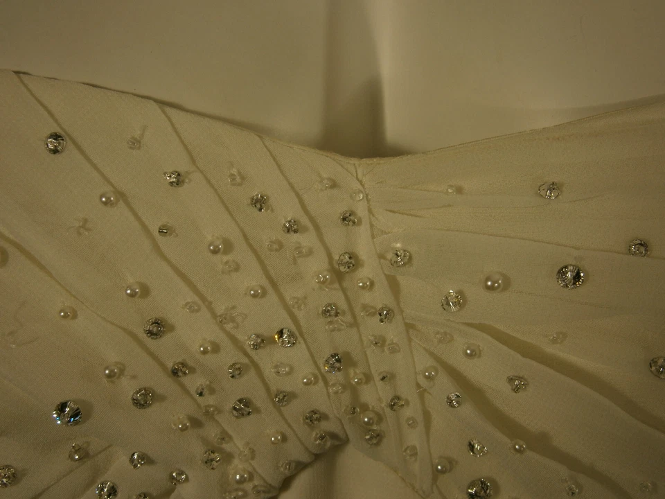 Vestido de novia Jazmín 10 marfil chifón cuentas entrecruzado espalda tren de barrido Foto 4 de 4