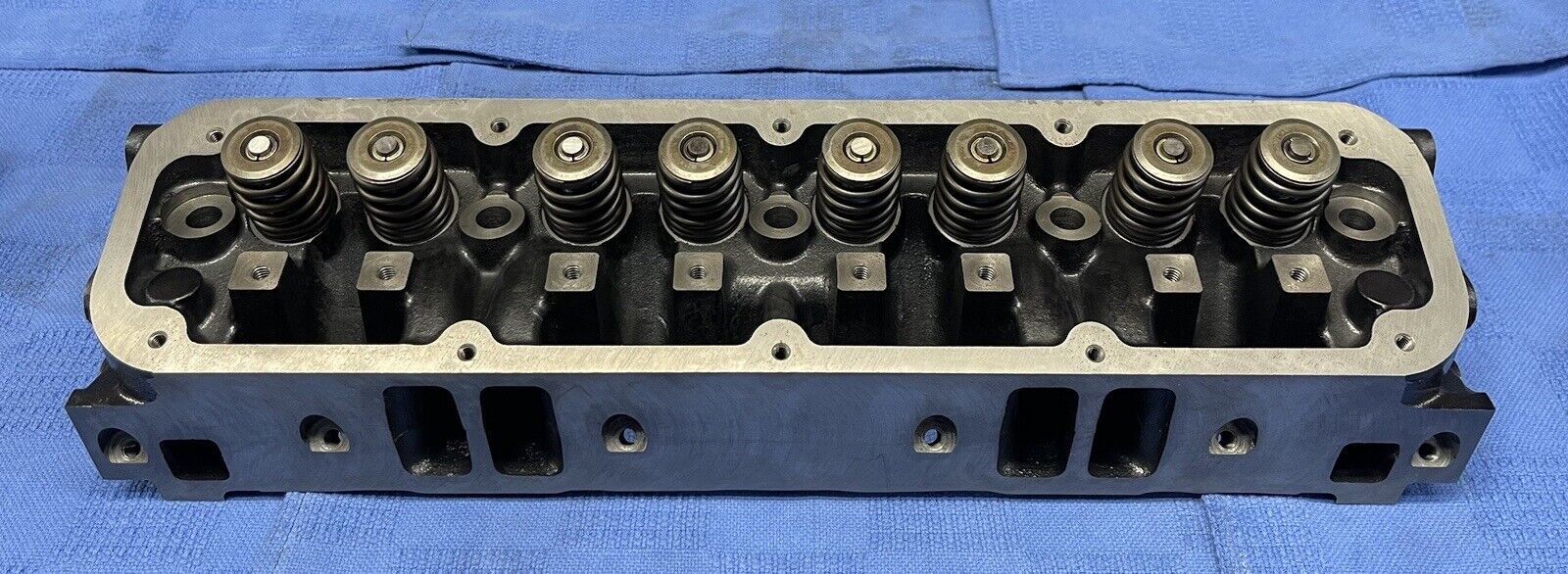 318 / 360 Chrysler Magnum Assembled Cylinder Head Early L.A. Bolt Pattern -  Pair - EQ Cores & Recycling