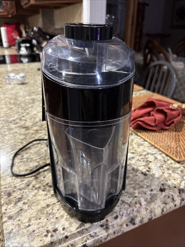 BLACK & DECKER 400 Watt Fruit &Vegetabl Juice Extractor - JUICER MODEL # JE2200B