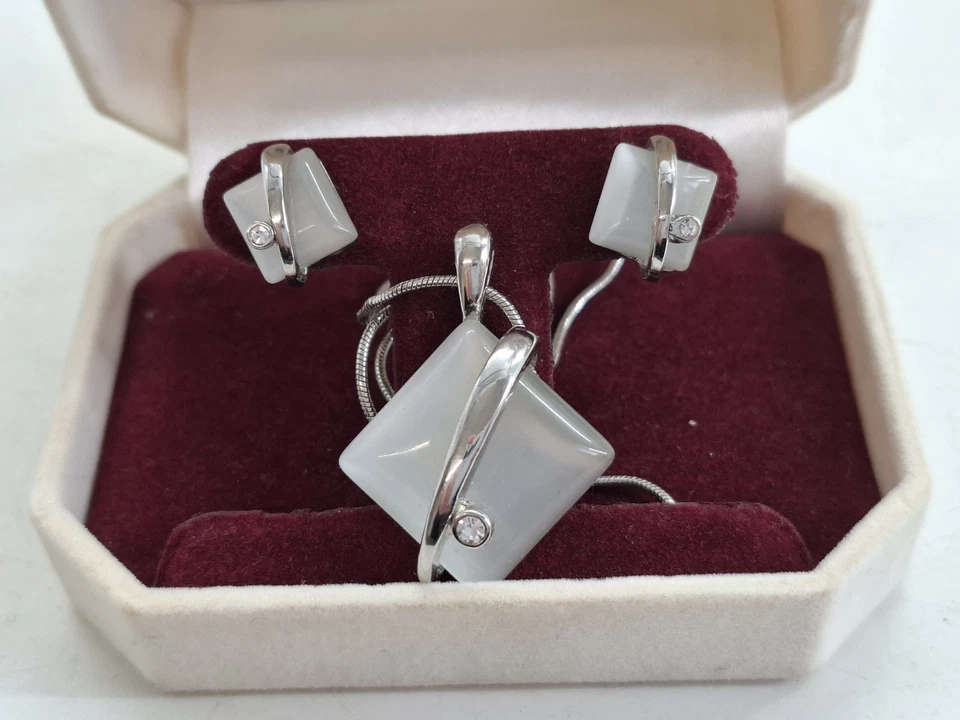 Silberfarbenes Schmuckset passende Halskette und Ohrringe quadratisch milchiger Stein