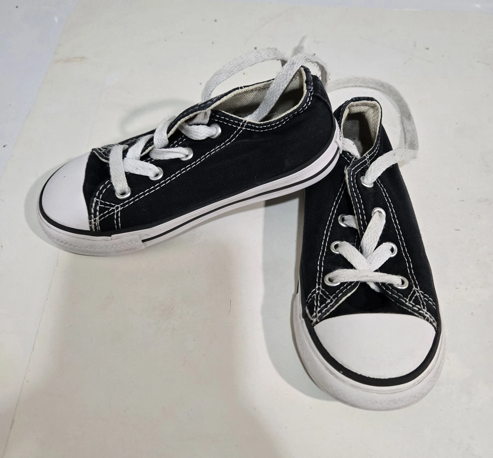 Converse Chuck Taylor All Star basse neonato taglia USA 9 nero bambino senza genere
