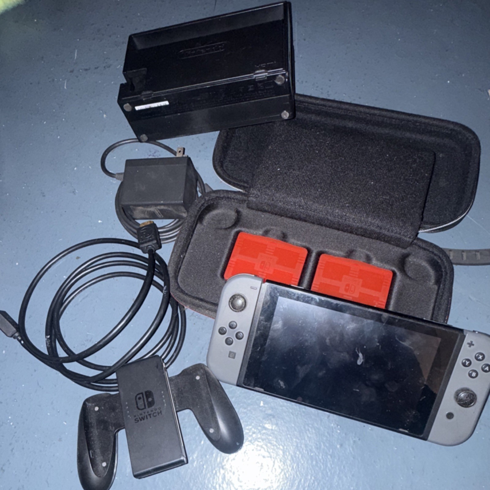 Pacchetto console Nintendo Switch con dock, adattatore AC, cavo HDMI e custodia