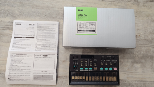 Korg Volca FM Synthesizer in OV, mit Bedienungsanleitung und Batterien