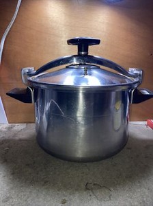 Cocotte minute Seb 8 litres Bon occasion de France Tout sauf l'induction 📞0349108817