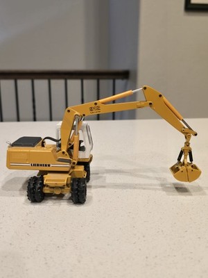 Liebherr A 912 Wheeled Excavator Clam Conrad 1:50 Scale Model #2830 