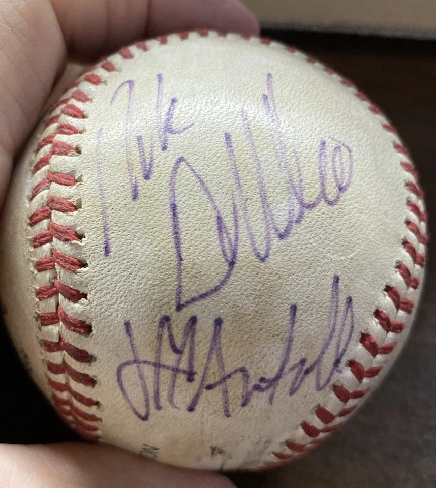 RARE White Sox Ozzie Guillen Yankees Ramiro Mendoza Others Autographed Baseball - Image 4 of 4