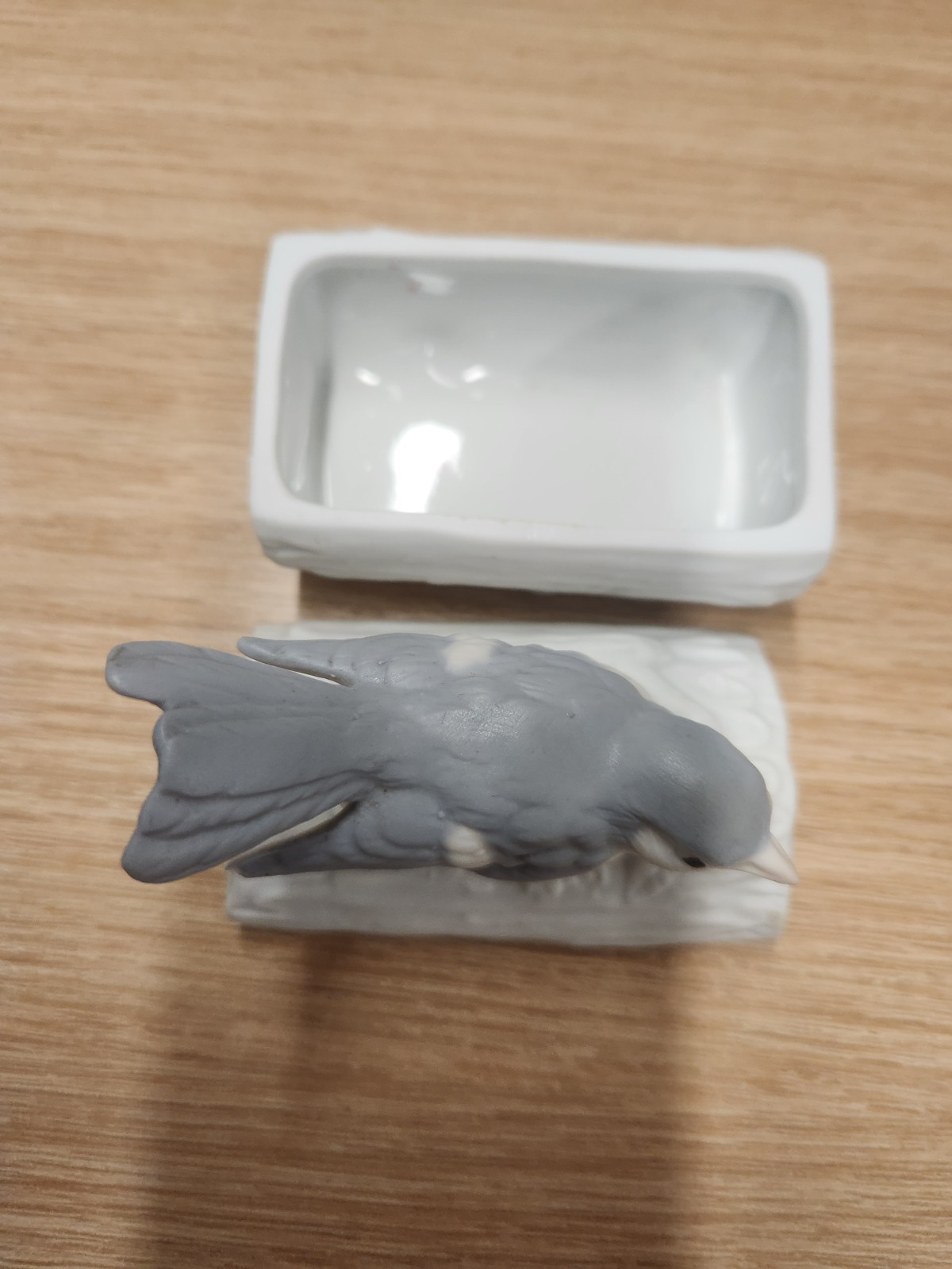 VTG Crowning Touch Collections Porcelain Bird on Branch Log Trinket Box 3"x3.25"