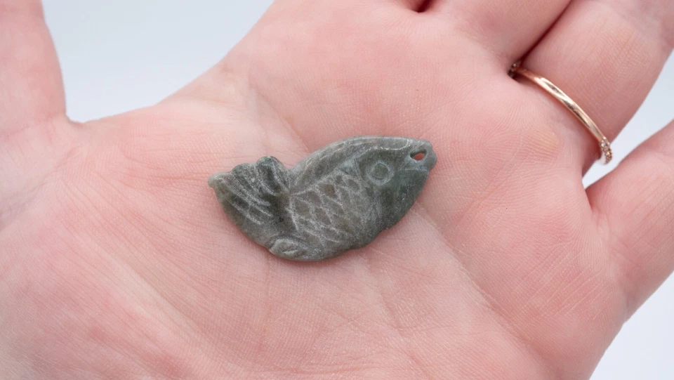 Pez tallado azulado/verde jadeíta natural 4,1 gramos GIA evaluado Foto 3 de 4