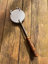 Vintage Vitantonio Mfg. Co. Willoughby Ohio Pizzelle Waffle Maker No.5–(T)