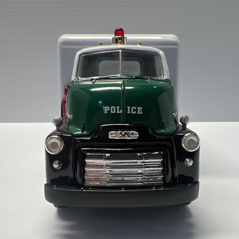 First Gear 1952 GMC Rescue Van "City of N.Y. PoIice"  NIB 1:34 19-2190 - Image 3 of 4